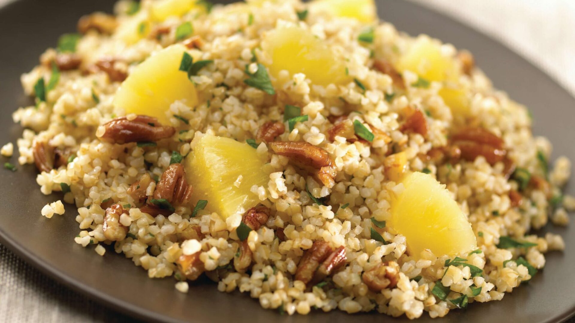 BULGUR-WEIZEN MIT ANANAS, PEKANNÜSSEN UND BASILIKUM - Dole® Sunshine BULGUR-WEIZEN MIT ANANAS, PEKANNÜSSEN UND BASILIKUM - Dole® Sunshine